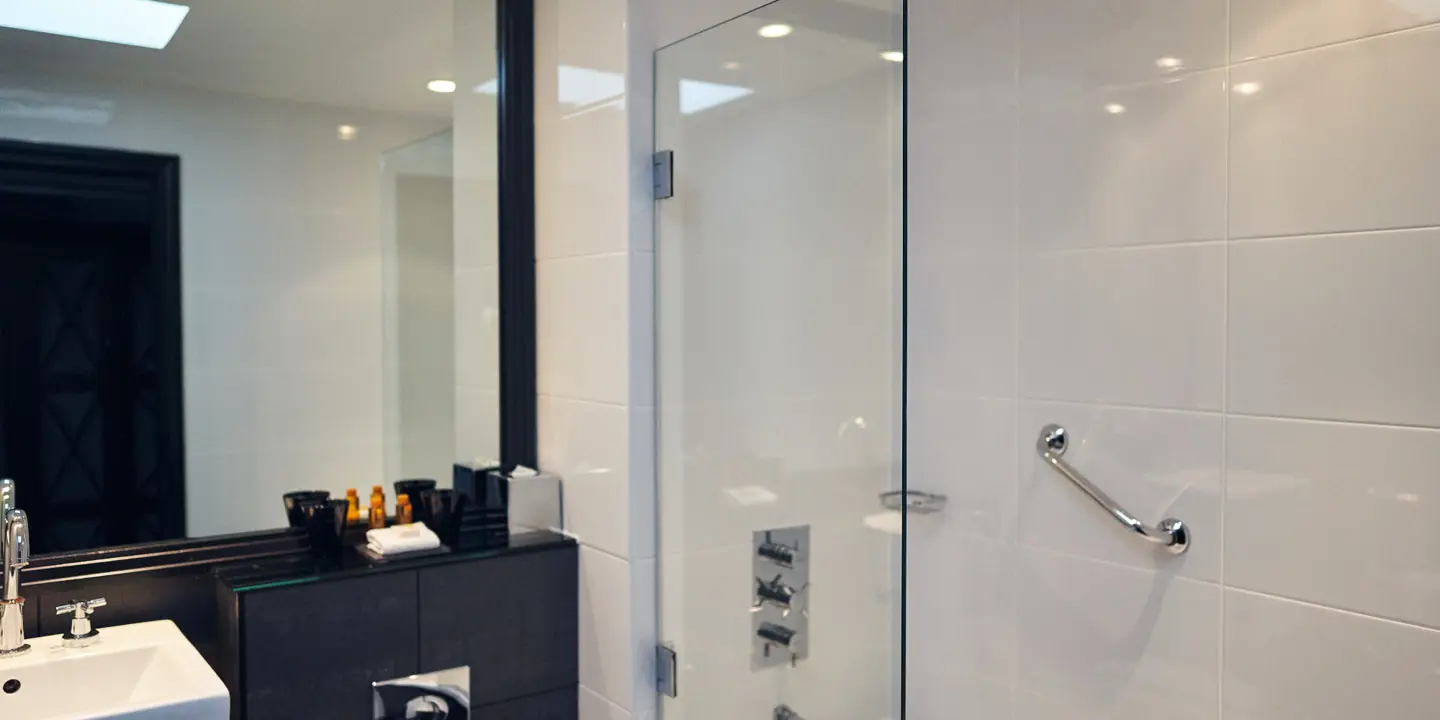 A bathroom featuring a toilet, sink, and bathtub.