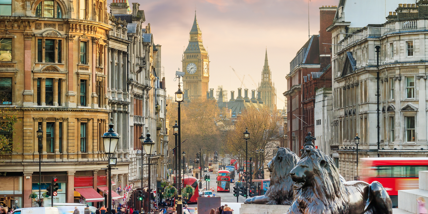 Statue of a lion in the heart of a city.