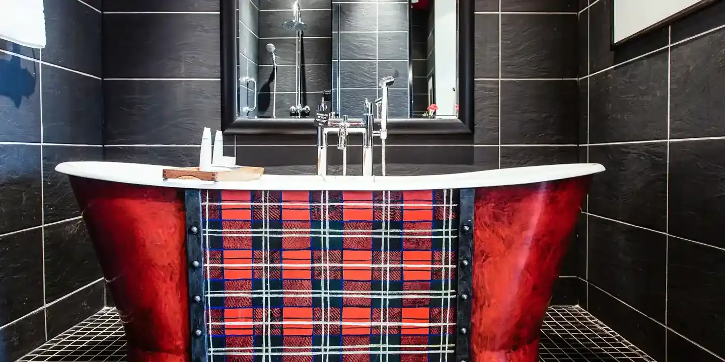 Tartan bathtub in Malmaison Edinburgh Signature suite 1