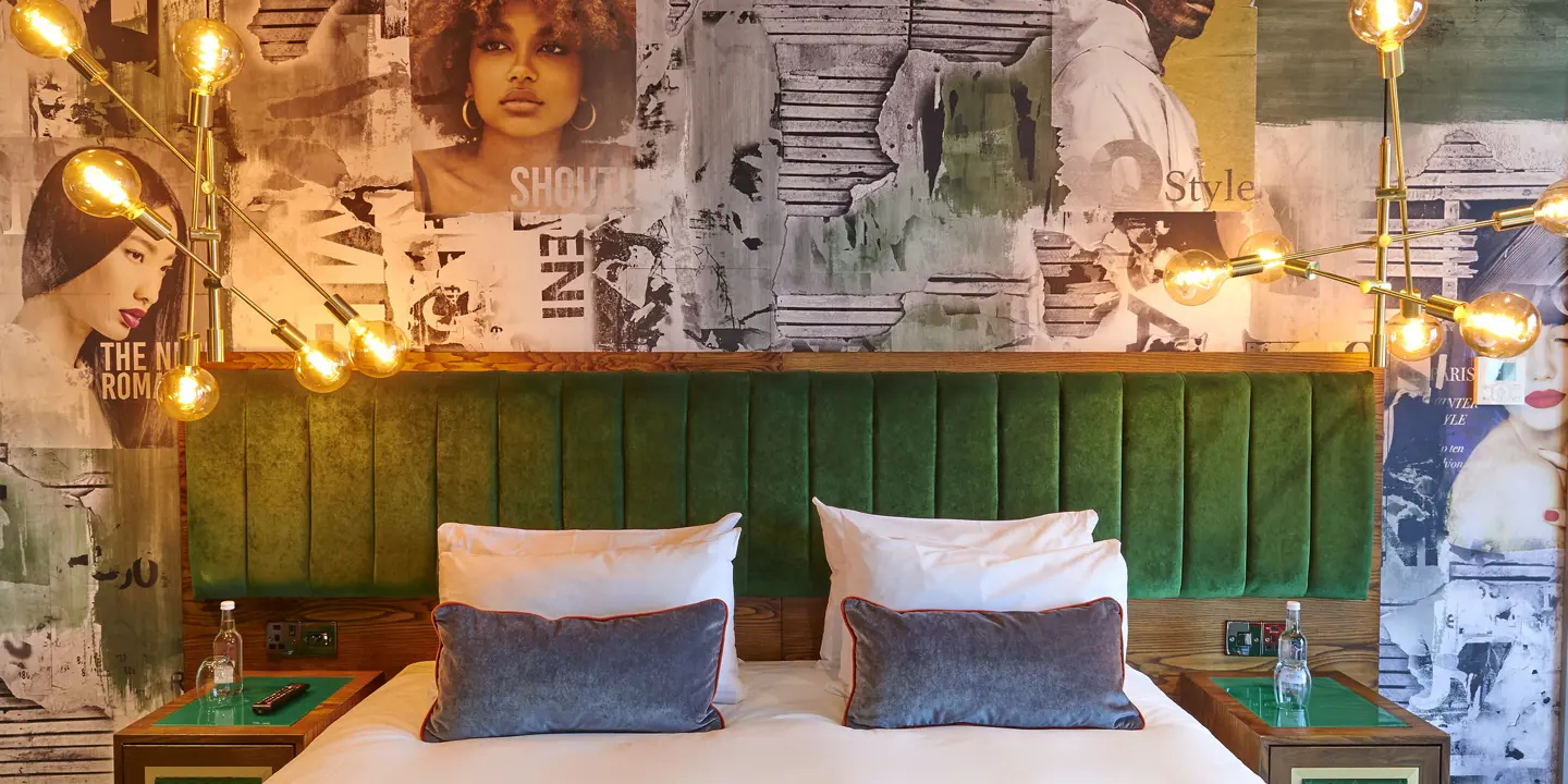 Luxurious head board with stylish table lamps