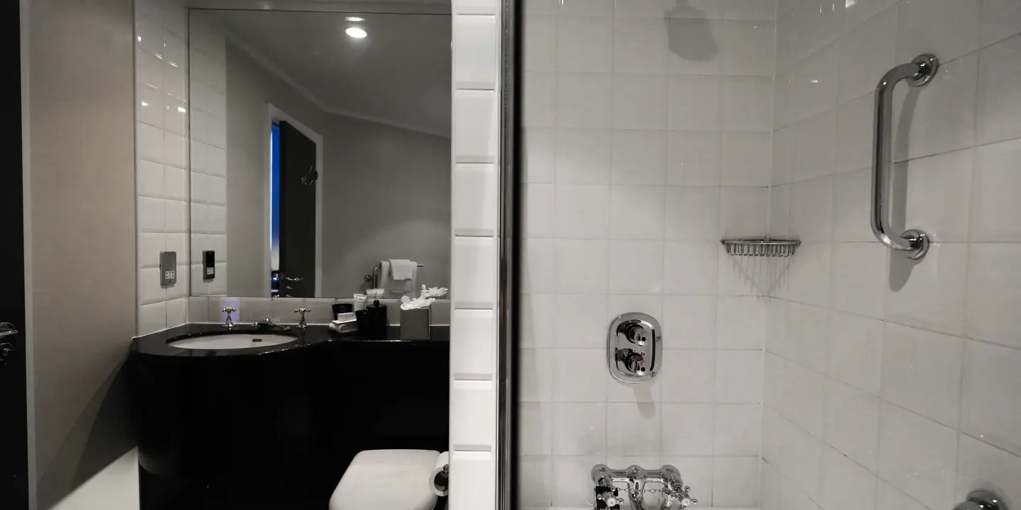 A bathroom featuring a toilet, sink, and bathtub.